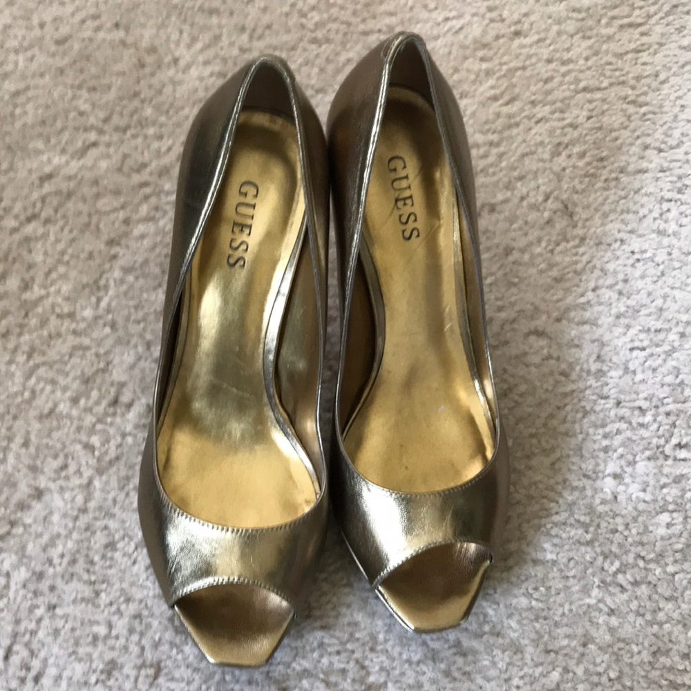 Guess. Bronze pumps